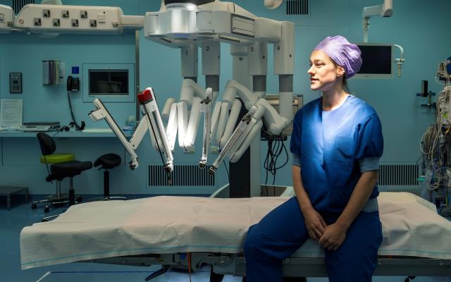 Arts in operatiepak zit op operatiebed.