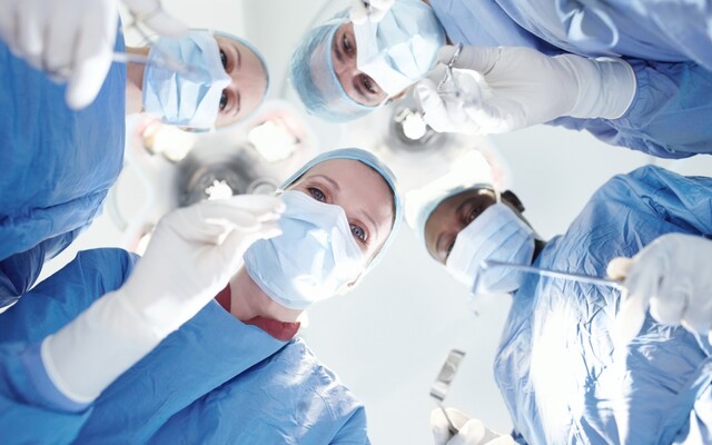 OK personeel dat samen ergens naar kijkt