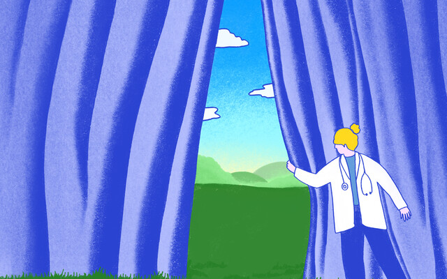 Iemand die bij een theatergordijn staat