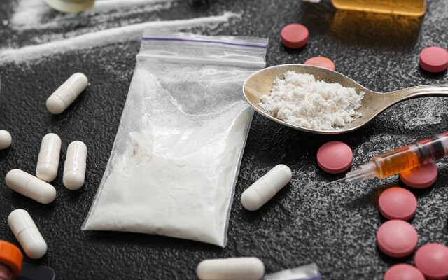 tafel met verschillende drugs