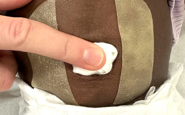 Een afgeplakte navel van baby