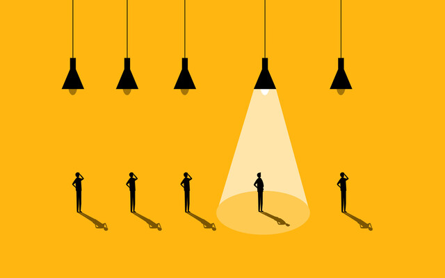 Rijtje mensen waarvan een in een spotlight staat