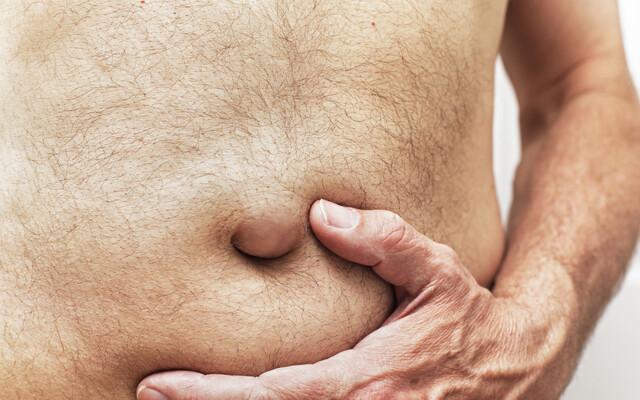 Blote buik met hand erop