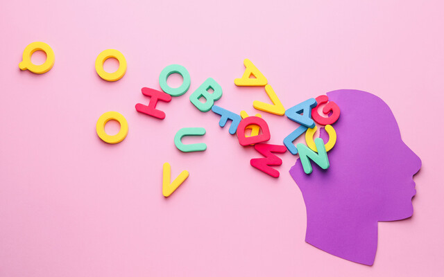 Hoofd waar letters uitkomen