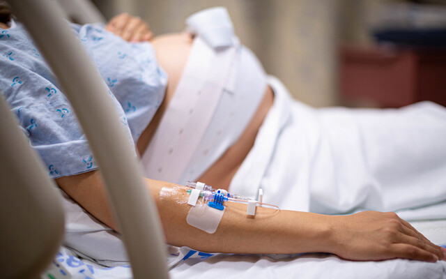 Zwangere vrouw in ziekenhuisbed