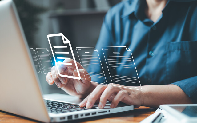 Illustratie van computer waar brieven uitkomen