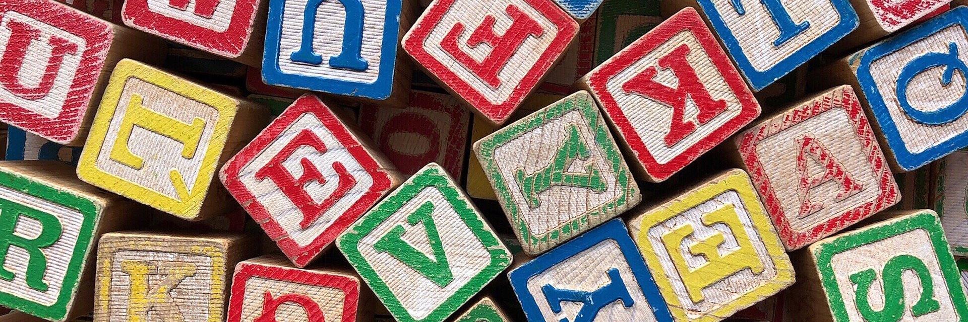 Blokken met letters erop.