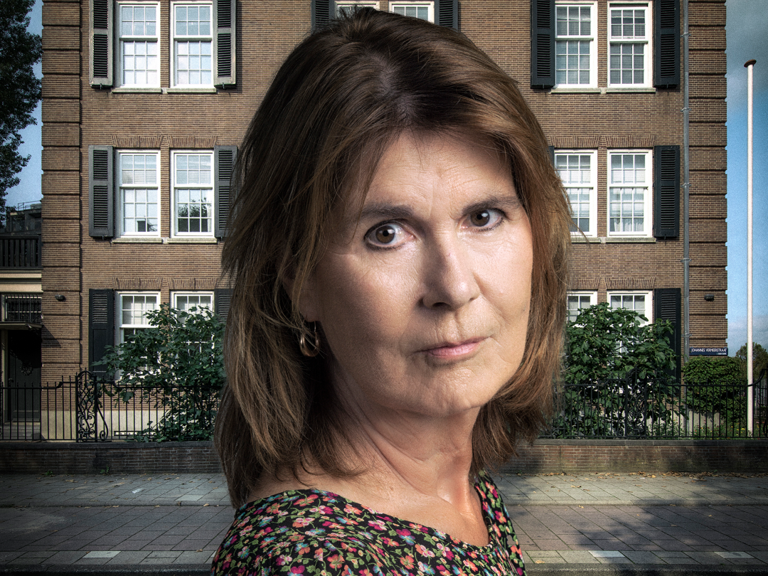 Yolanda van der Graaf voor het kantoor van het NTvG.