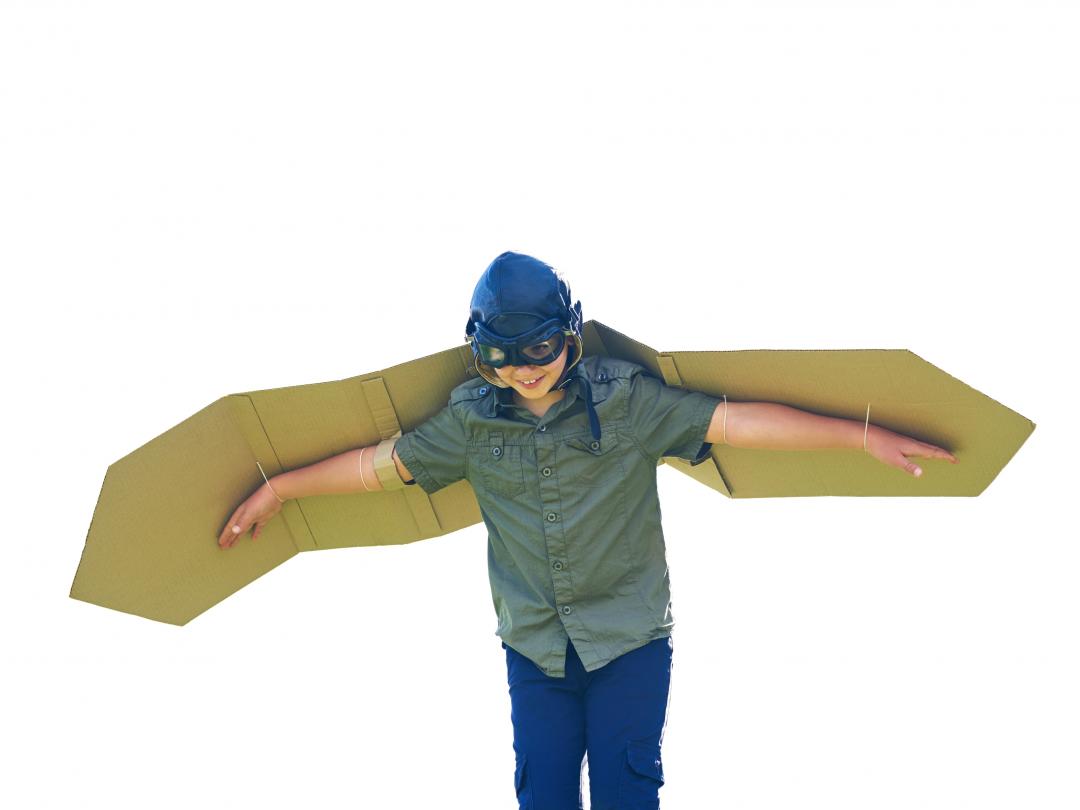 Een kind verkleed als piloot.