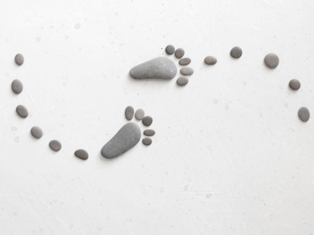 Voetstappen gemaakt van stenen.