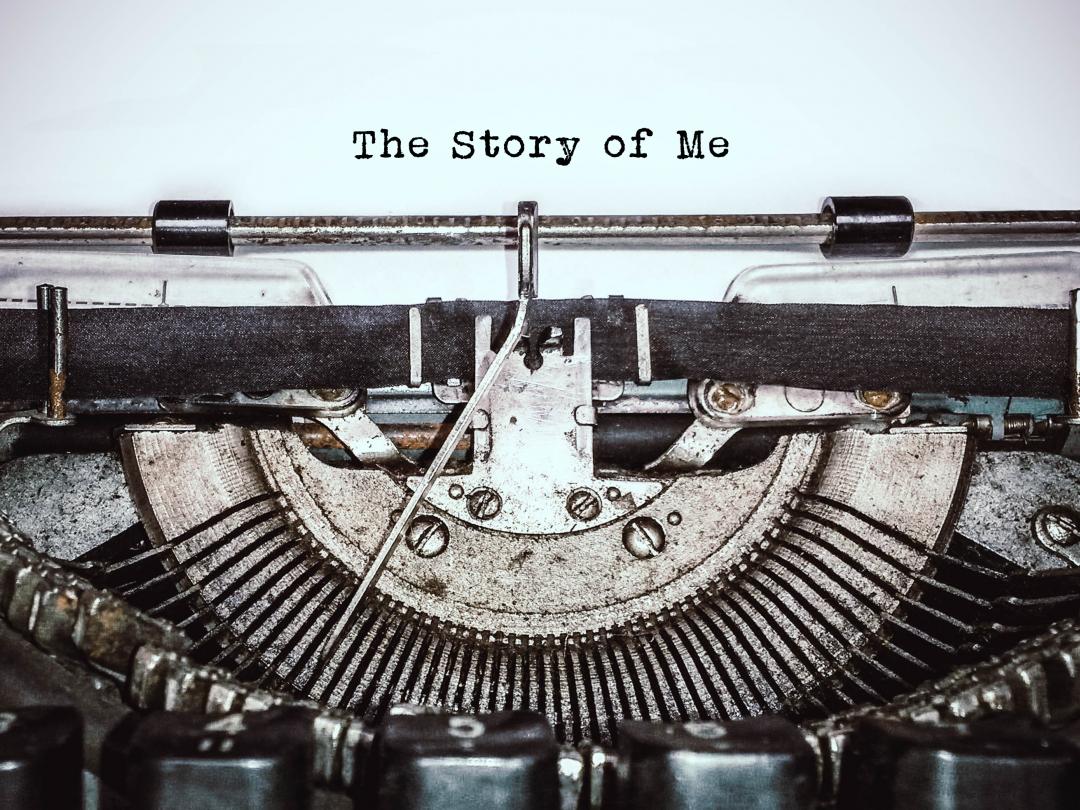 Een typemachine met een vel papier erin. Op het papier is getypt "The Story of Me".