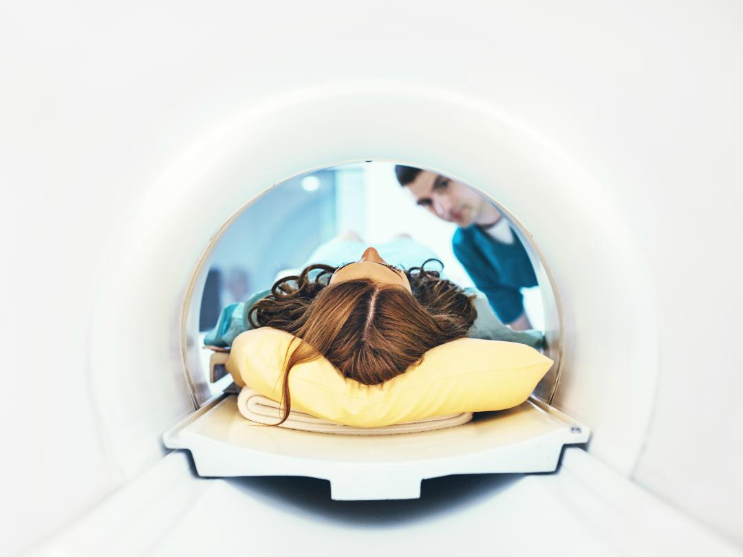 Iemand ligt in een MRI-apparaat.