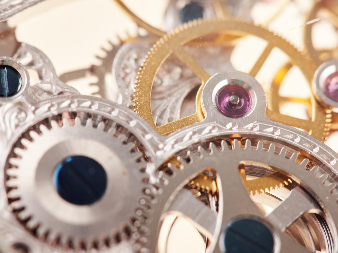Close-up van tandwielen van een horloge.