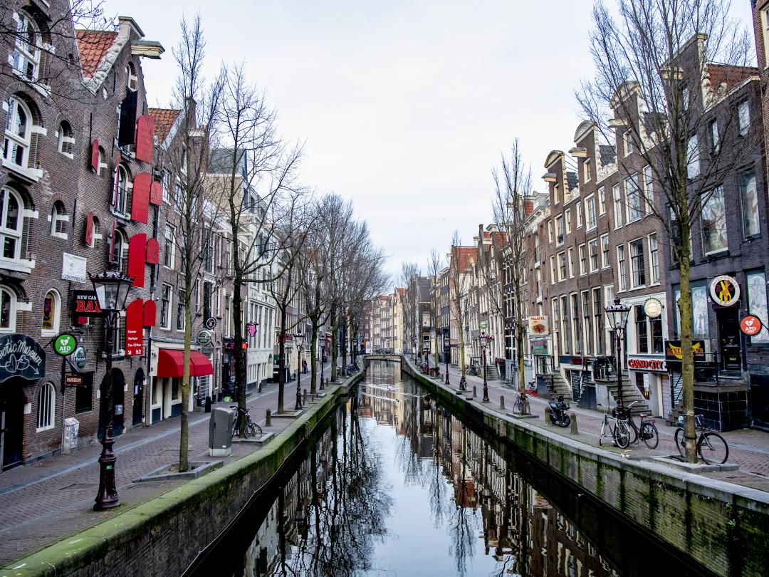 Foto van een stadsgracht.