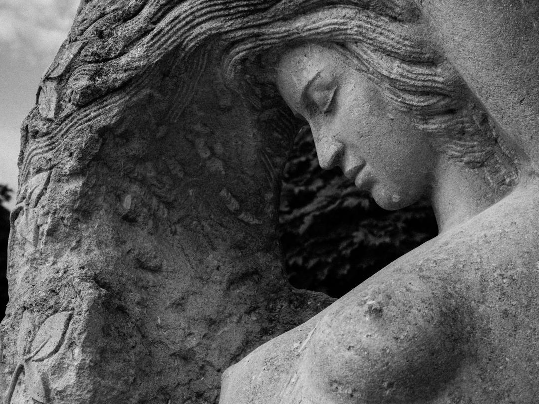 Stenen beeld van een naakte vrouw.