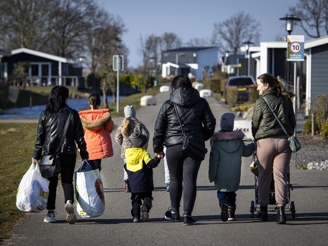Een groepje mensen loopt over straat.