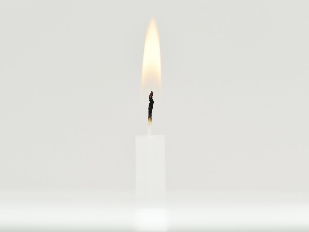 Een brandende kaars.
