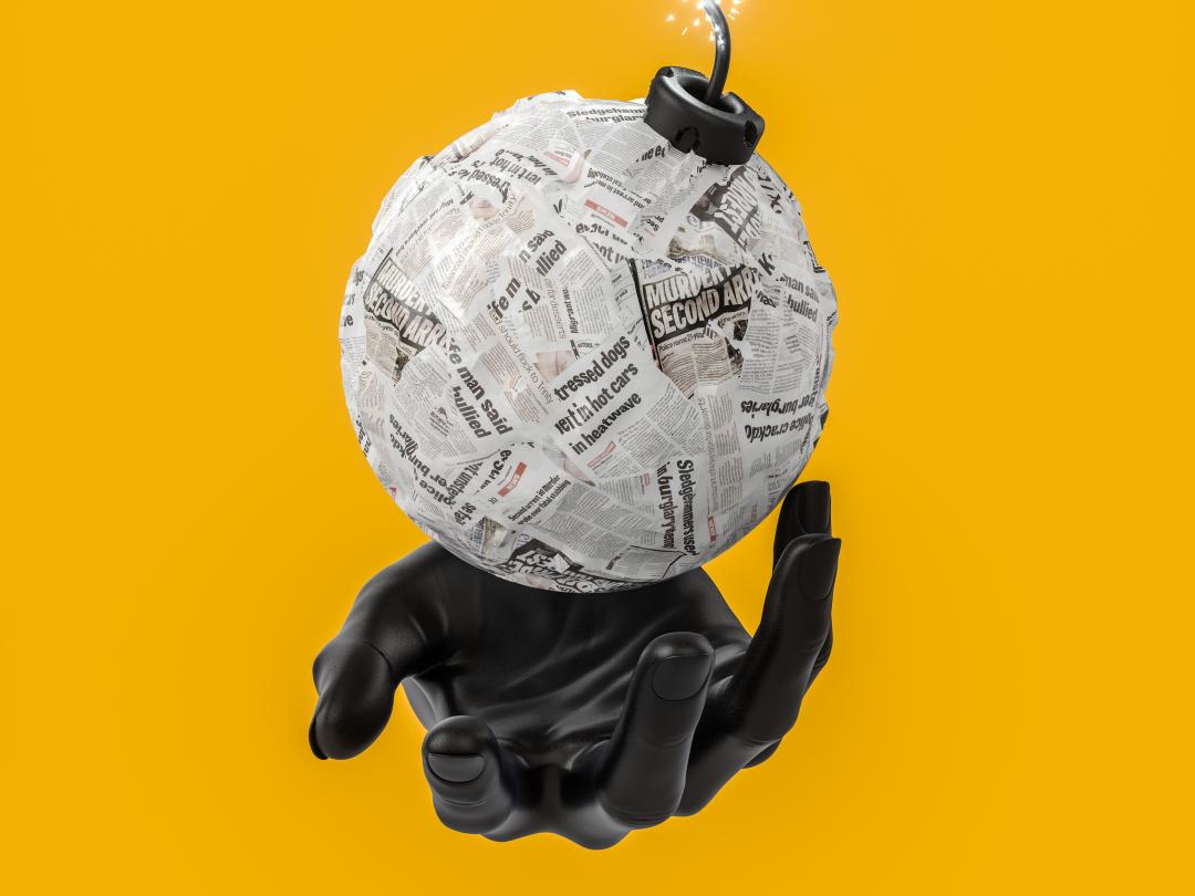 In een zwarte handschoen ligt een bom gewikkeld in kranten.