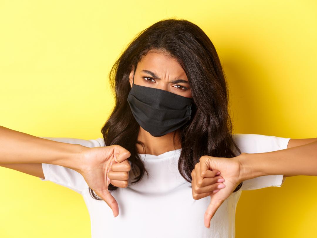 Vrouw die duimen omlaag houdt