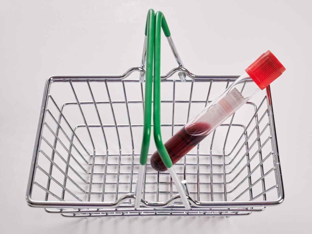 Winkelmandje met reageerbuis erin