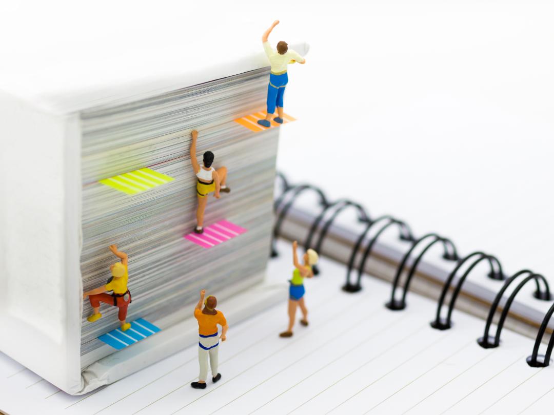 Poppetjes die tegen een muur van papier opklimmen