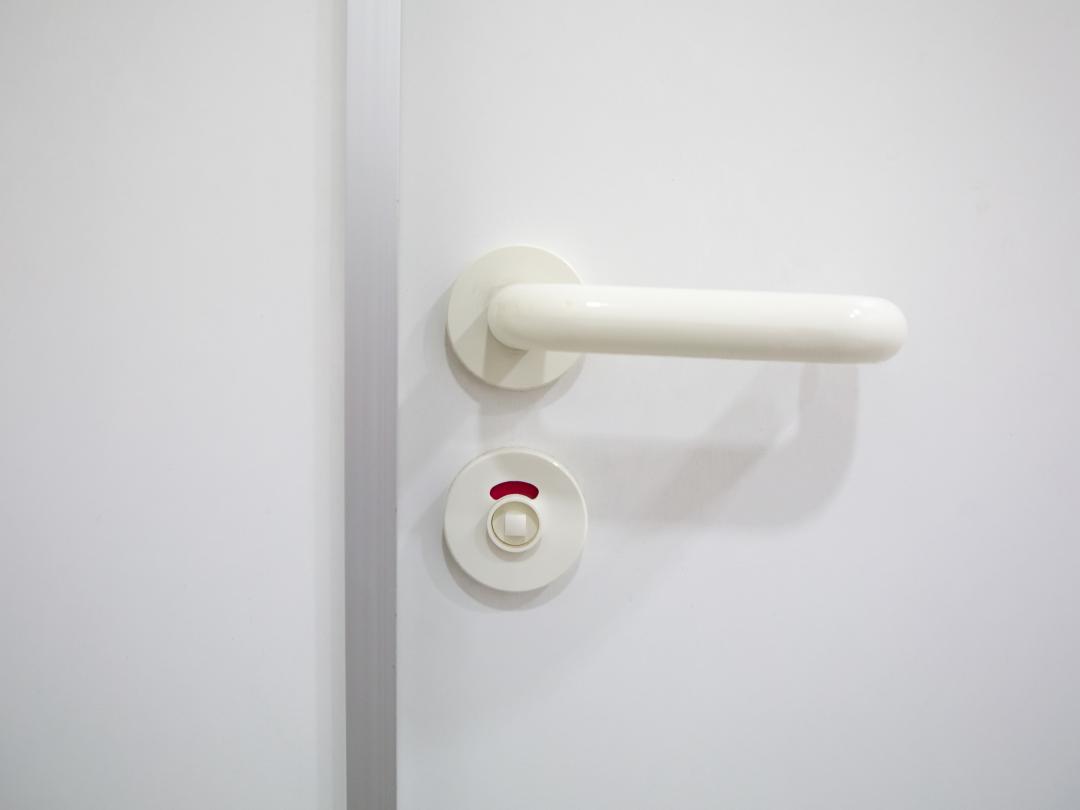 Toiletdeur die op slot zit