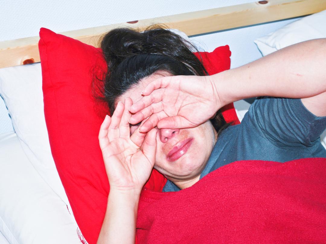 Een huilende vrouw in bed  [stockfoto door model]