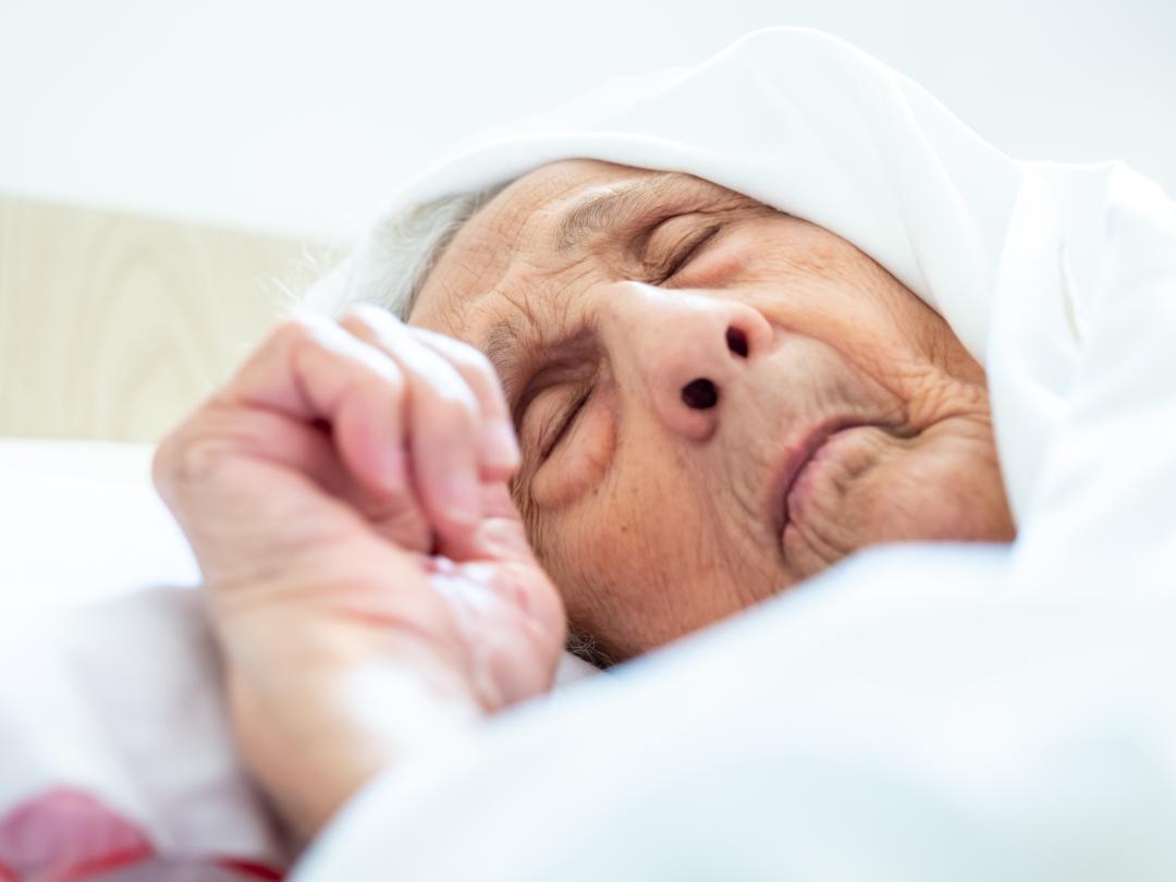 Oude patiënt in bed