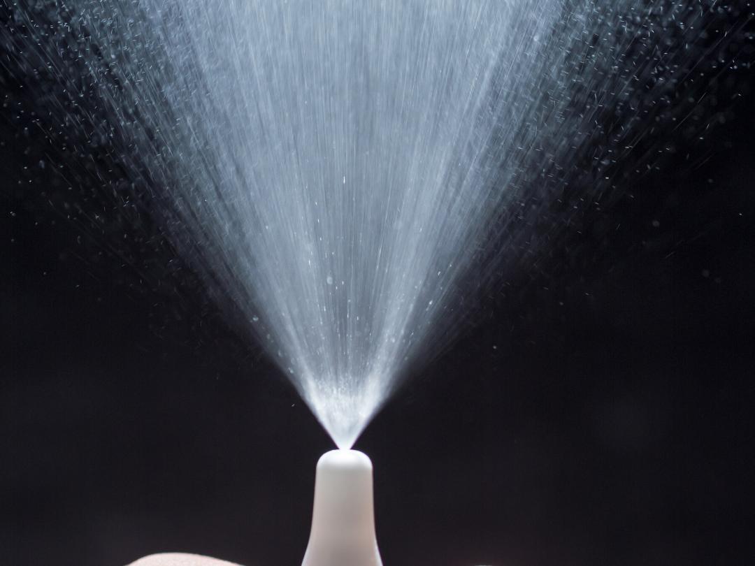 Iemand die in de lucht sprayt