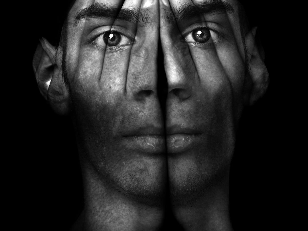 Een gezicht geprojecteerd op 2 handen