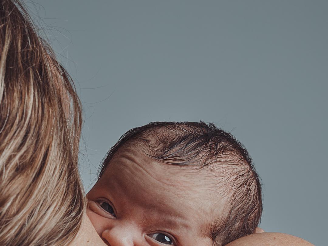 Vrouw die een baby vasthoudt