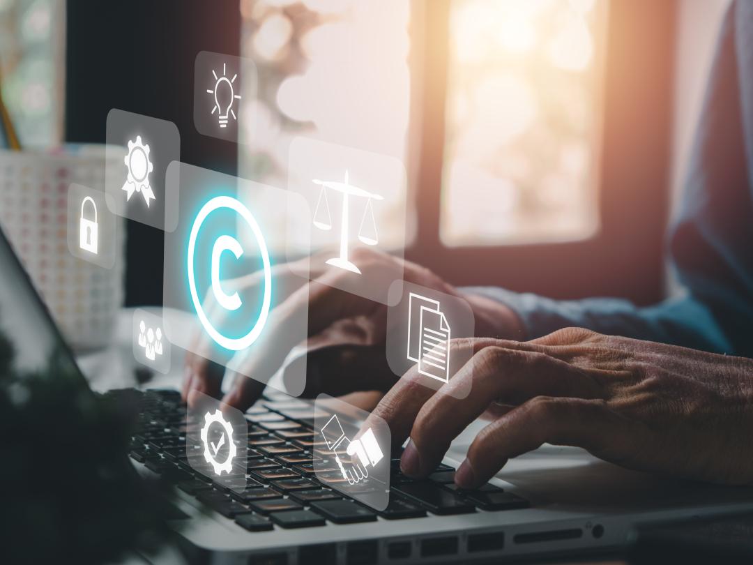 Illustratie van iemand die typt op toetsenbord met allerlei iconen 