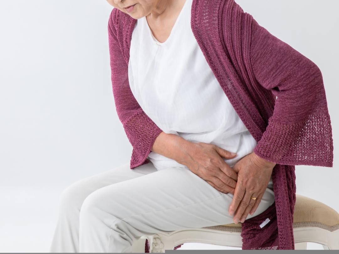 Patiënt die naar de heup grijpt