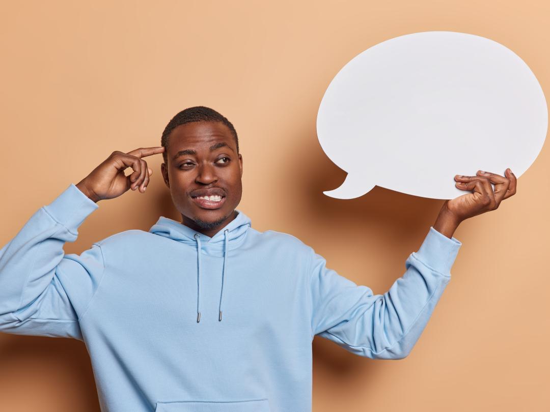 Man houdt een tekstballon vast