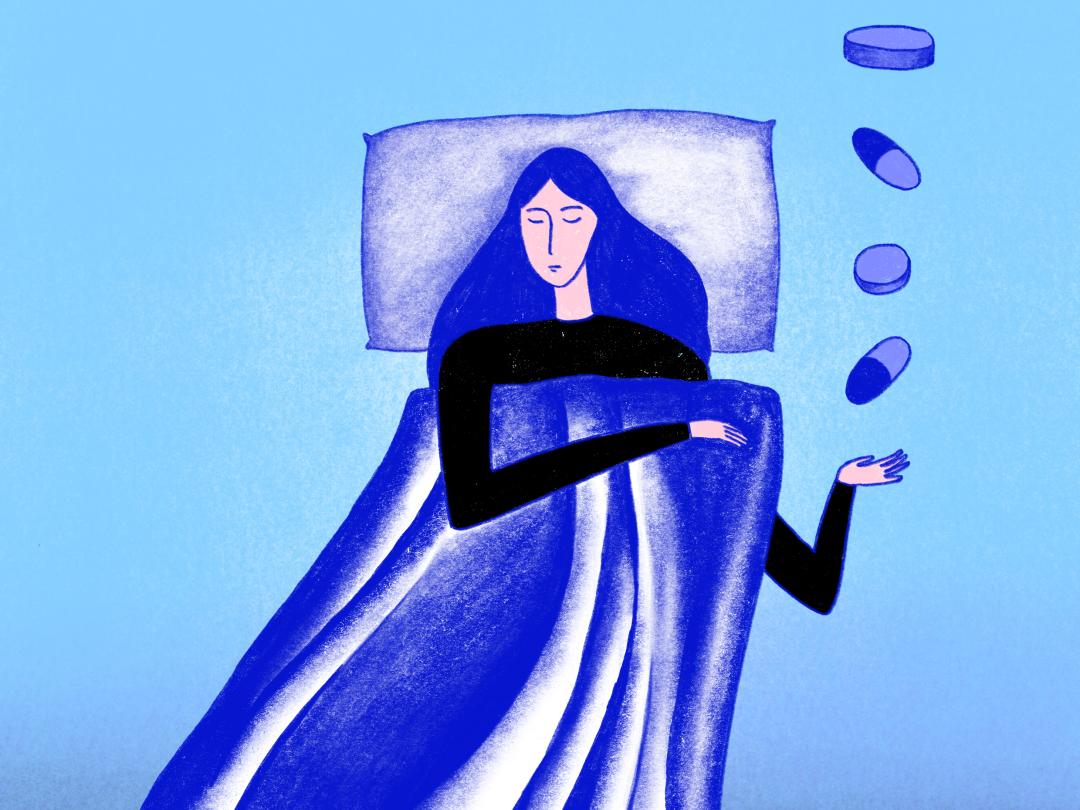 Een vrouw in bed die tabletten opvangt