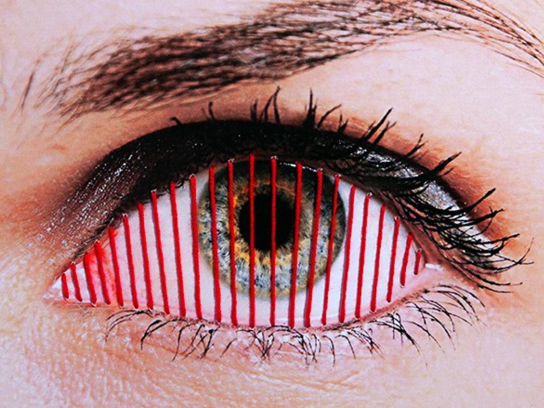 Een oog wat 'geborduurd' is met rood draad