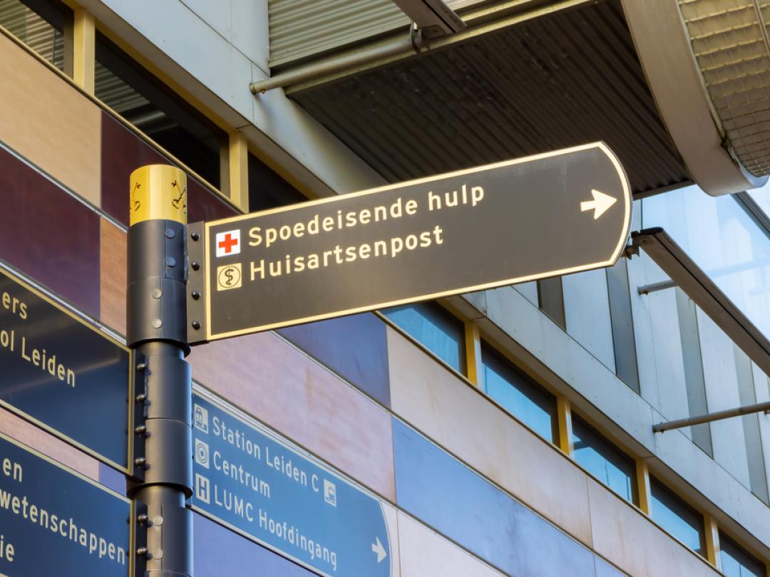 Een bordje met spoedeisende hulp erop