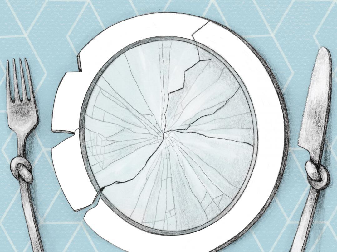 Een beschadigd bord met bestek waar een knoop in zit