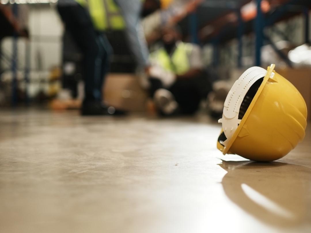 Een bouwhelm op de grond