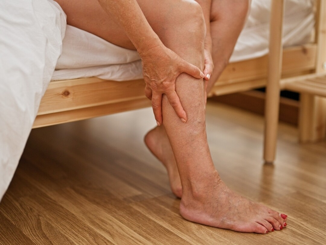 middelbare vrouw met beenkrampen