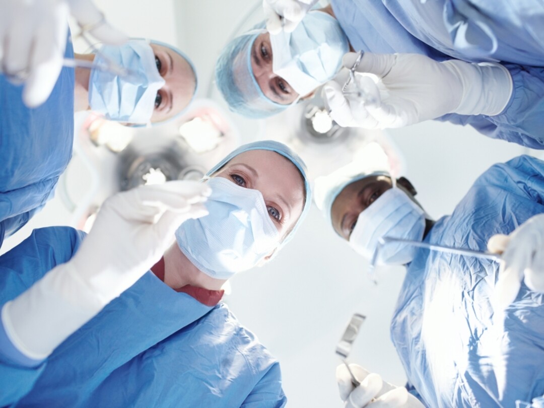 OK personeel dat samen ergens naar kijkt