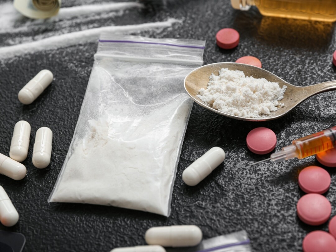 tafel met verschillende drugs