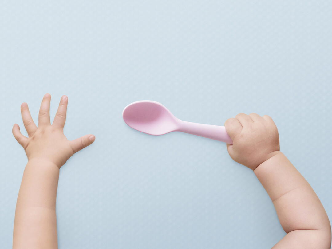 kinderhand met lepel