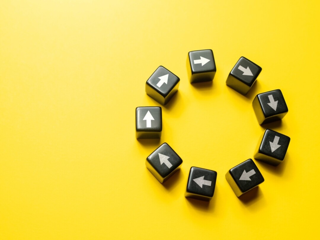 Cirkel opgebouwd uit blokjes met pijlen erop