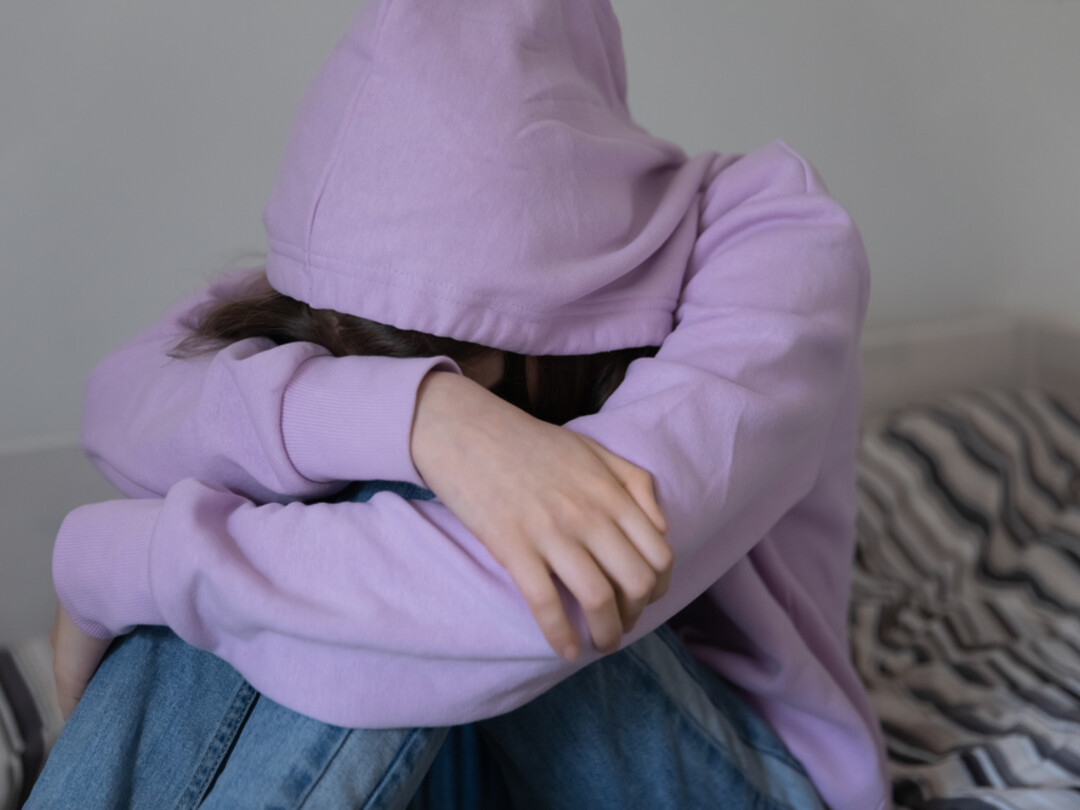 Iemand die met het hoofd in de handen zit