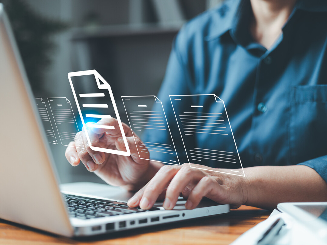 Illustratie van computer waar brieven uitkomen