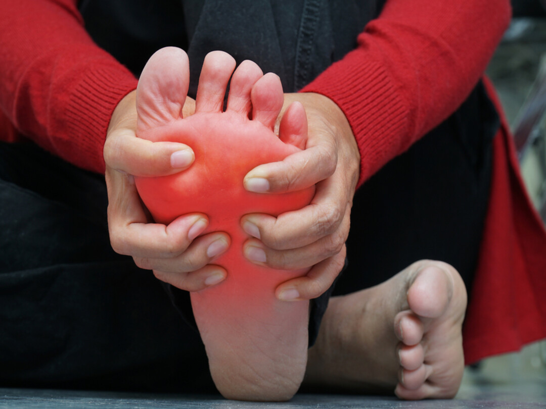 Iemand met pijn aan de voet