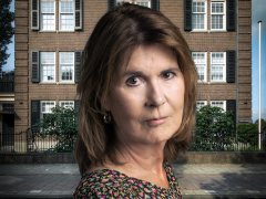 Yolanda van der Graaf voor het kantoor van het NTvG.