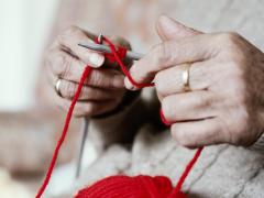 Iemand breit met rode wol.