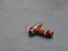 Twee kogels waarvan de een de ander heeft doorboord.